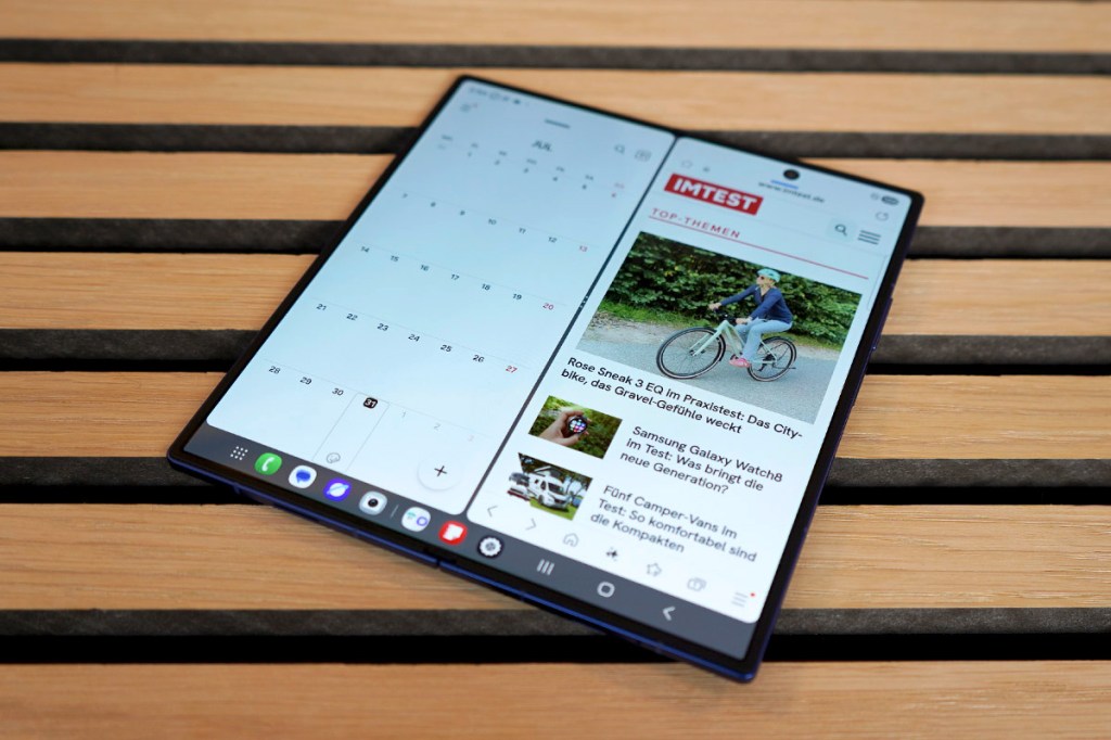 Auf dem aufgeklappten Samsung Galaxy Z Fold7 werden zwei Apps angezeigt.
