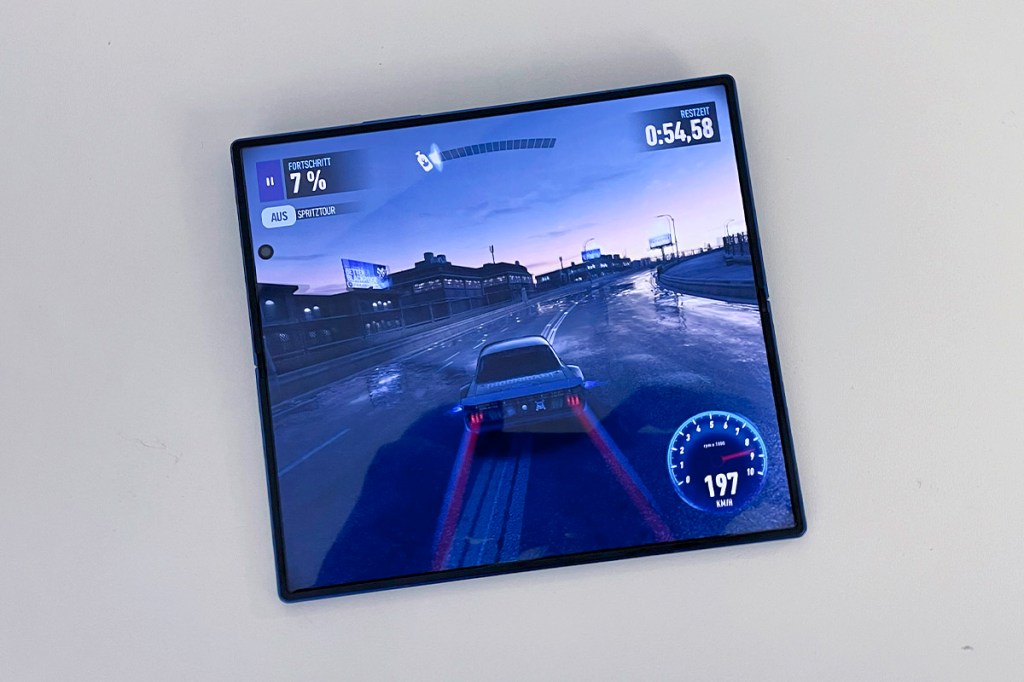 Auf dem großen Bildschirm des Samsung Galaxy Z Fold7 läuft ein Rennspiel.