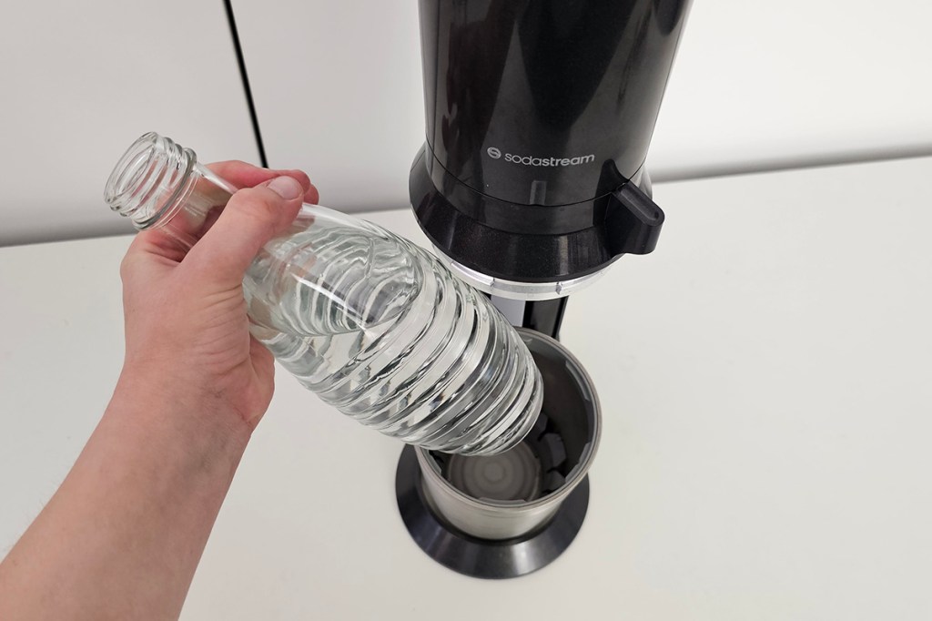 Flasche wird in SodaStream eingesetzt