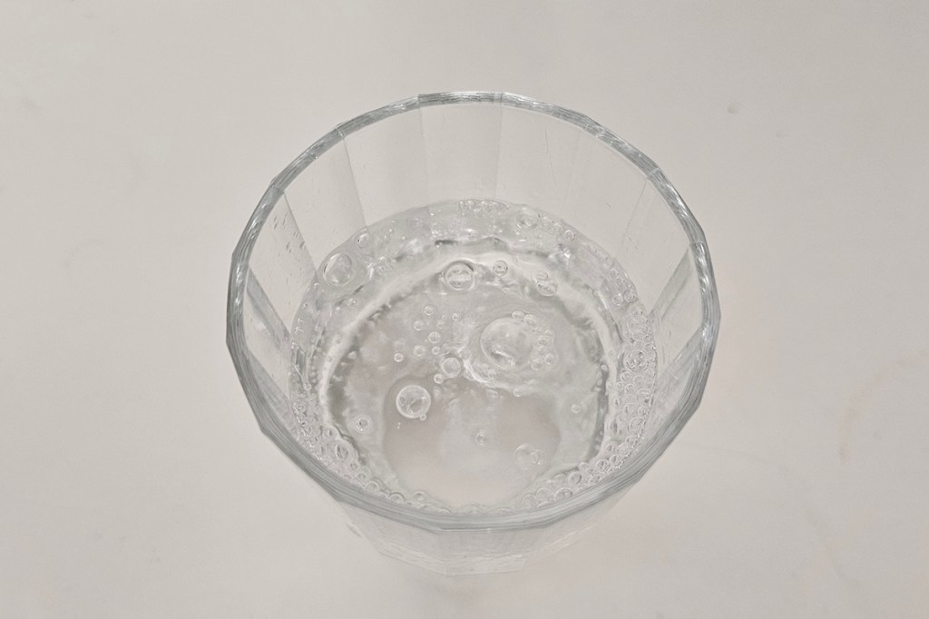 Sprudelwasser in Glas